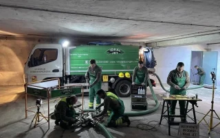 Autospurgo Ideal Jet durante un intervento di manutenzione delle reti fognarie e svuotamento pozzi neri a Brugherio.