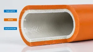 Sezione di una tubazione risanata con tecnologia Relining che mostra il liner in feltro impregnato di resina perfettamente aderente all'interno del tubo originale, creando un nuovo tubo senza demolizioni.