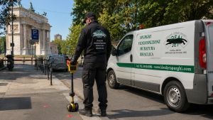 Tecnico Ideal-Jet utilizza il localizzatore RIDGID NaviTrack per individuare un tombino interrato e il percorso delle tubazioni senza demolizioni a Milano.