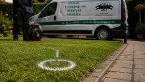 Tecnico Ideal-Jet localizza un tombino interrato con ricevitore RIDGID NaviTrack senza effettuare scavi nel giardino di una villa a Milano.