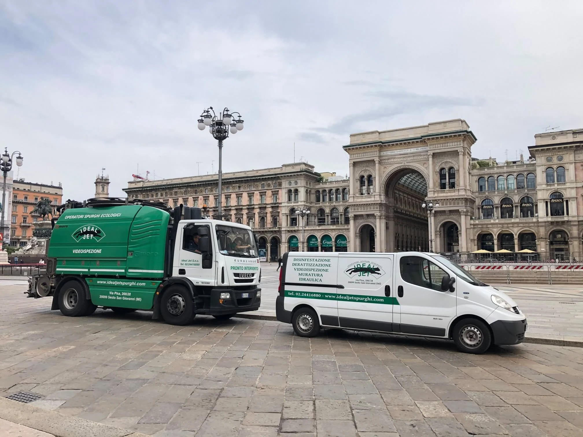 Flotta Autospurghi Ideal-Jet – Servizio Spurghi Milano Centro e Provincia Autospurgo compatto Canal-Jet e furgone di pronto intervento fognature Ideal-Jet in Piazza Duomo a Milano